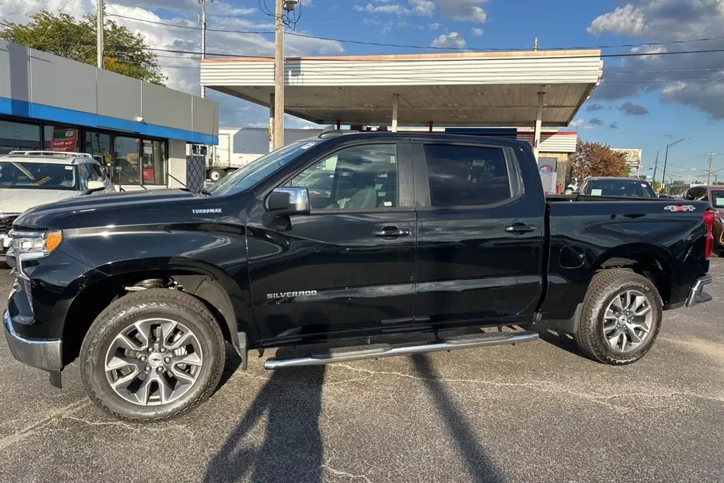 2025 Chevrolet Silverado 1500 LT photo 1