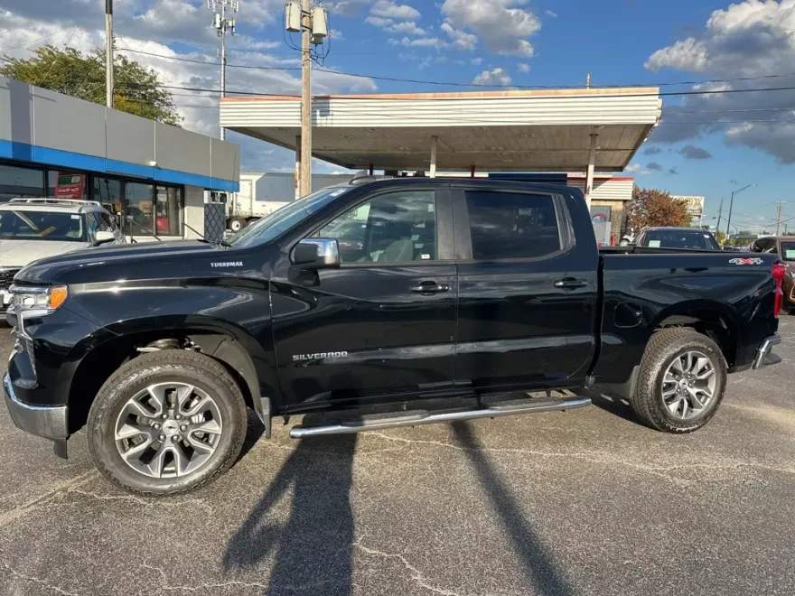 2025 Chevrolet Silverado 1500 LT photo 1