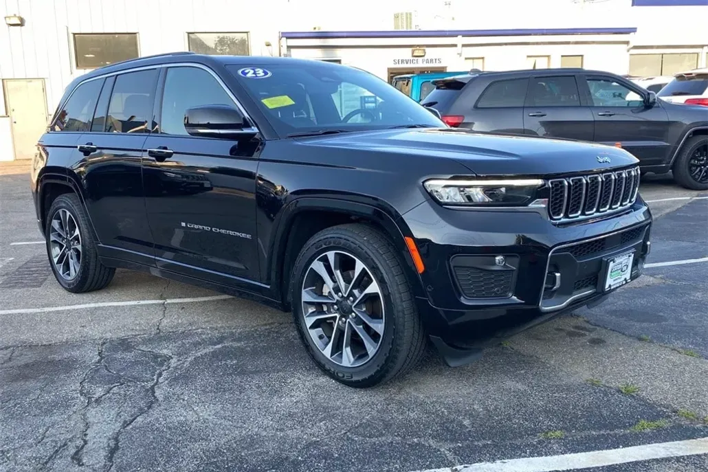 2023 Jeep Grand Cherokee Overland photo 1