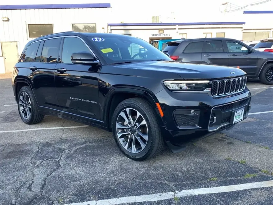 2023 Jeep Grand Cherokee Overland photo 1
