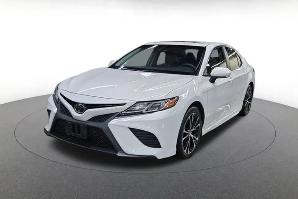 2018 Toyota Camry SE photo 1