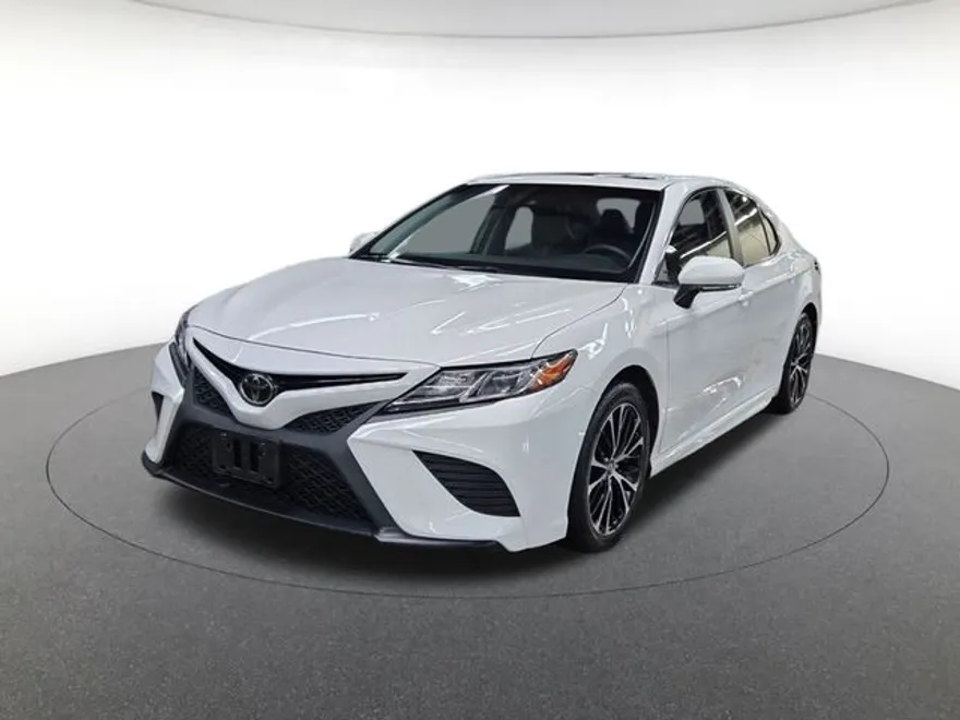 2018 Toyota Camry SE photo 1
