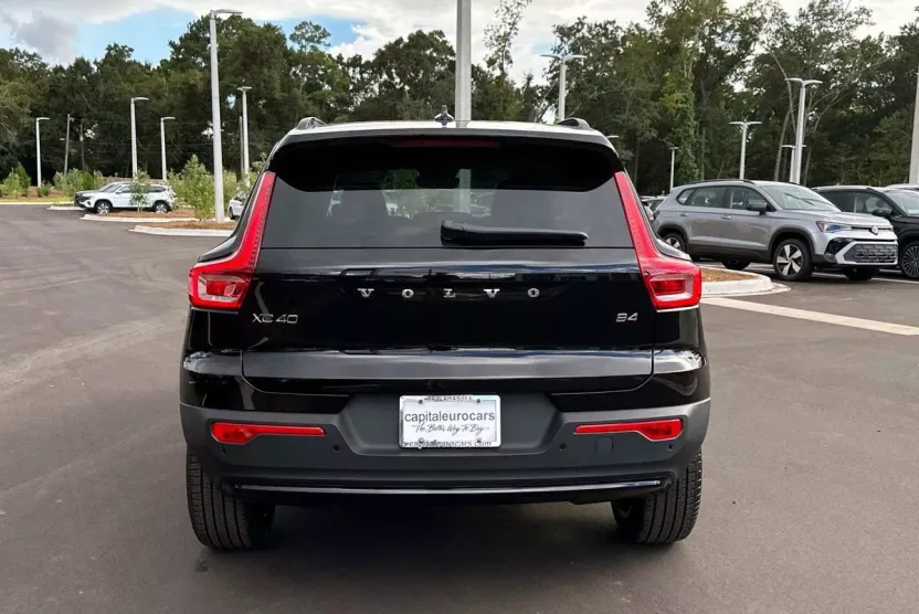2026 Volvo XC40 Plus photo 1
