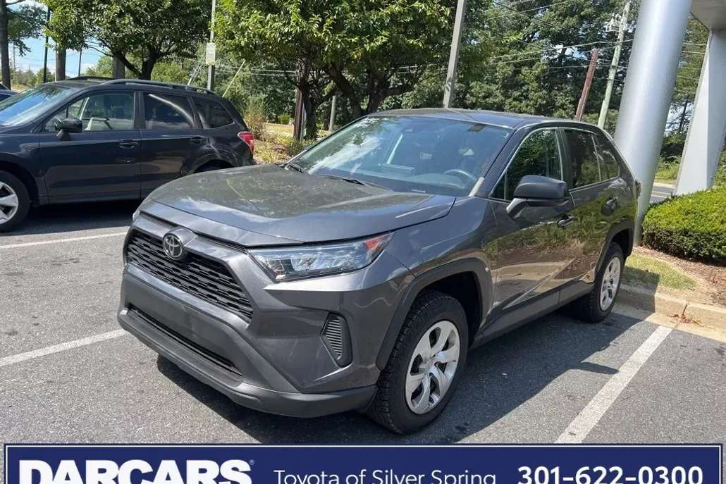 2022 Toyota RAV4 LE photo 1