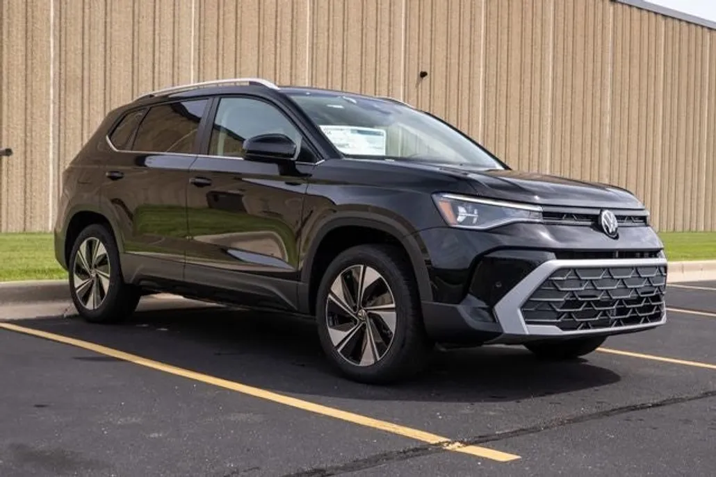 2025 Volkswagen Taos SE photo 1