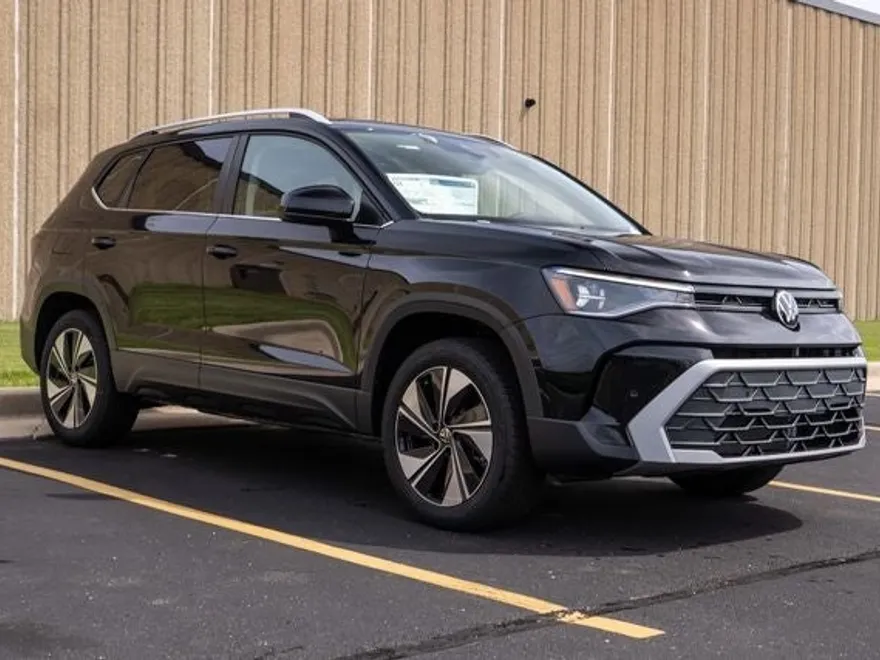 2025 Volkswagen Taos SE photo 1