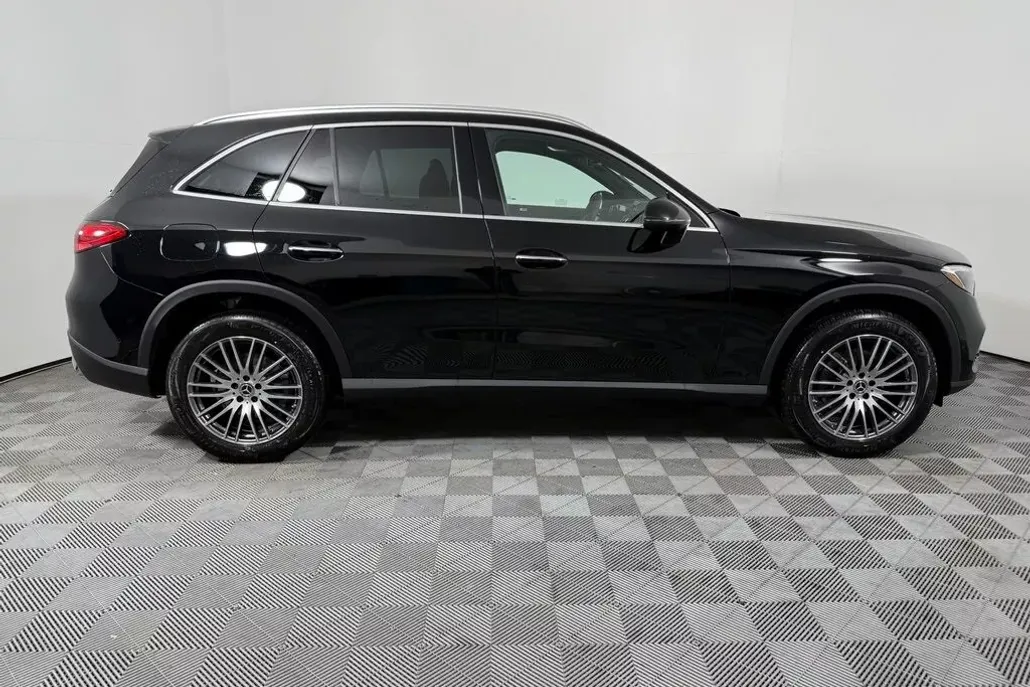 2025 Mercedes Benz GLC 300 4MATIC photo 1