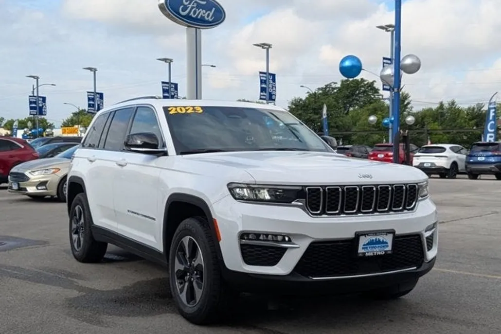 2023 Jeep Cherokee Base photo 1