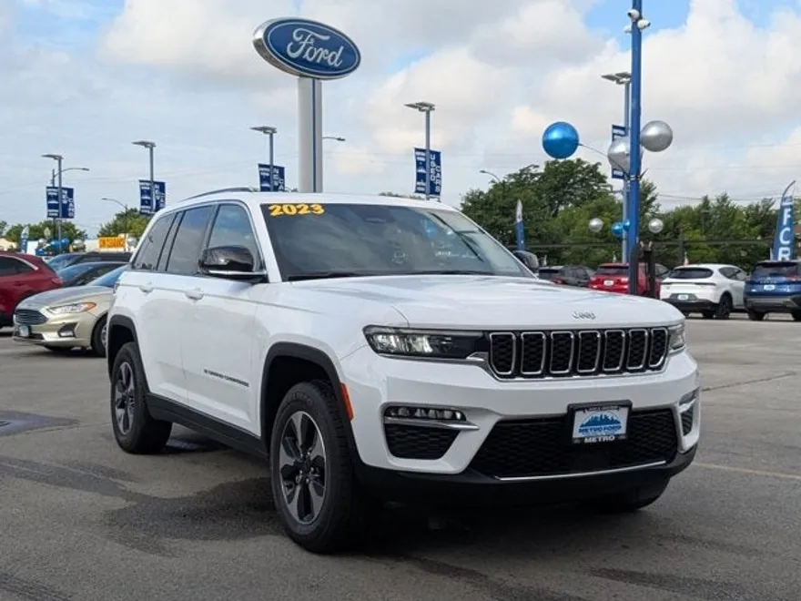 2023 Jeep Cherokee Base photo 1