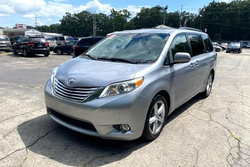 2011 Toyota Sienna XLE photo 1