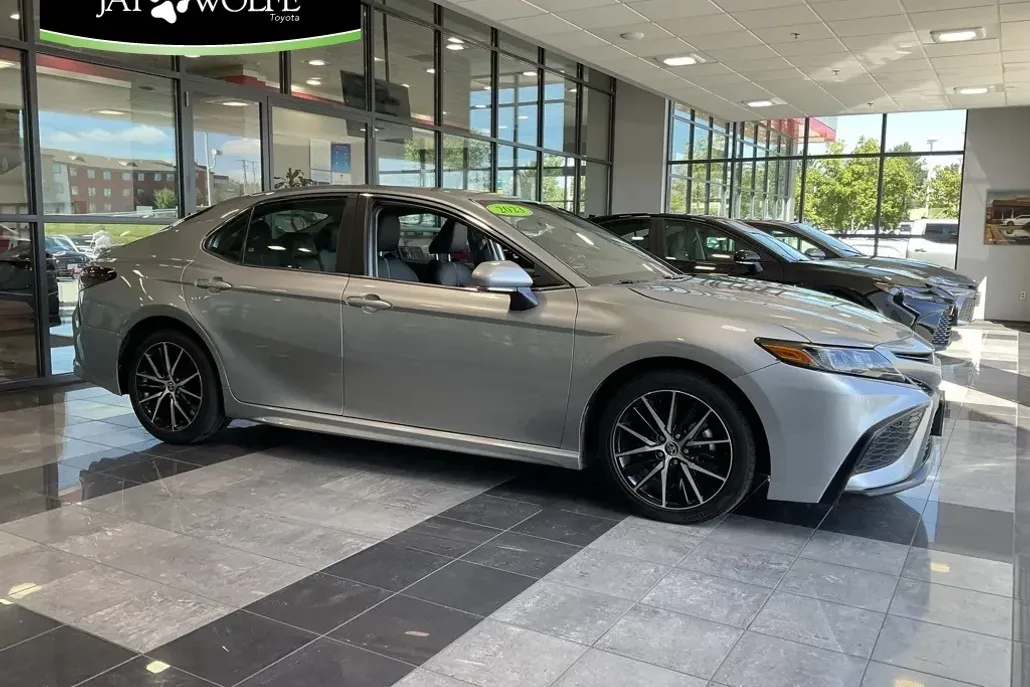 2023 Toyota Camry SE photo 1