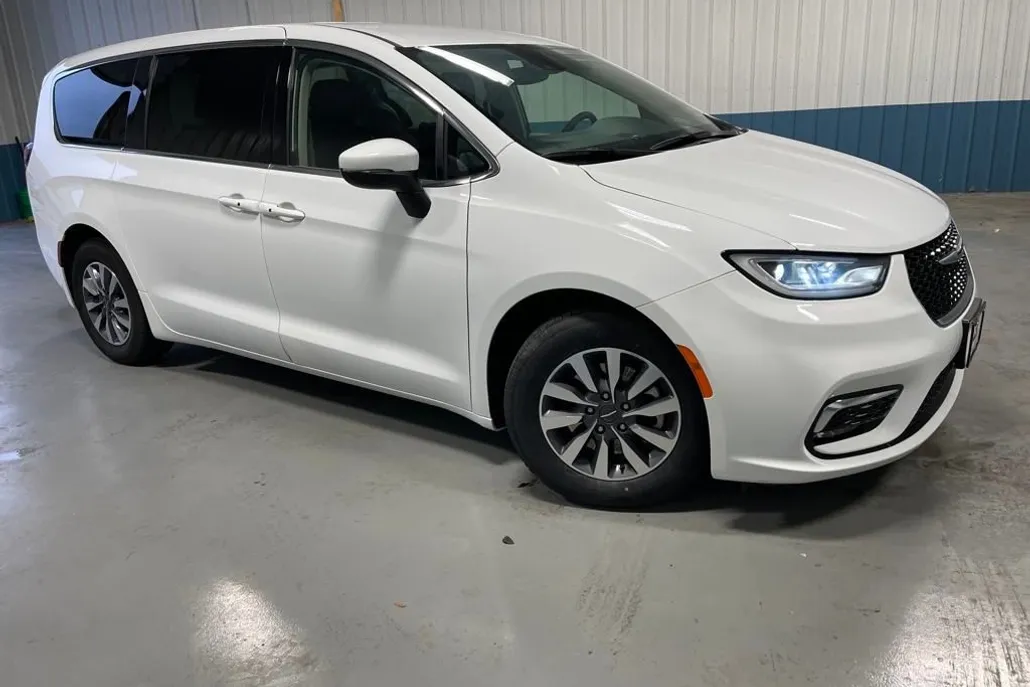 2023 Chrysler Pacifica Hybrid Touring L photo 1