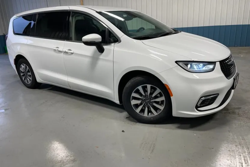 2023 Chrysler Pacifica Hybrid Touring L photo 1