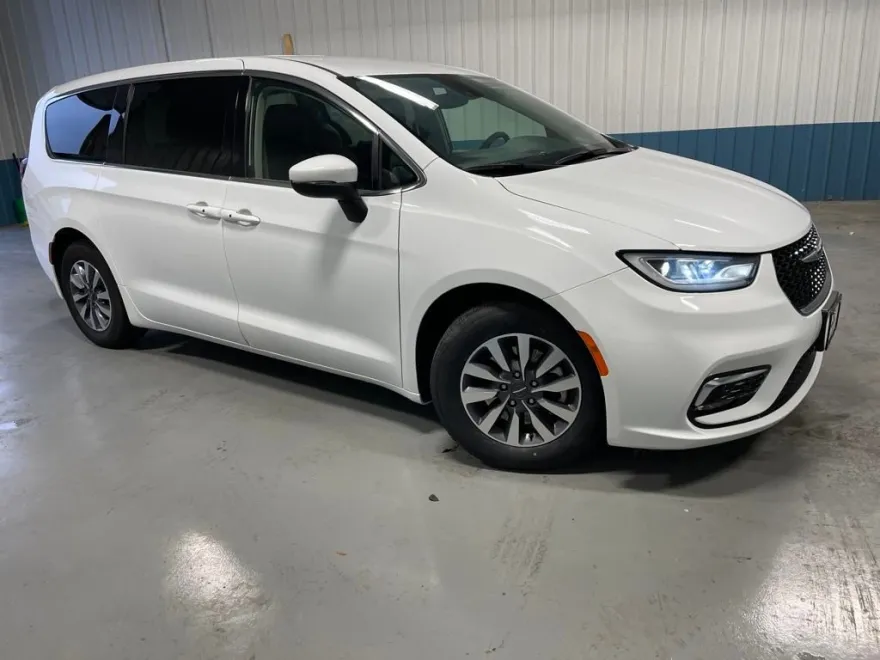 2023 Chrysler Pacifica Hybrid Touring L photo 1