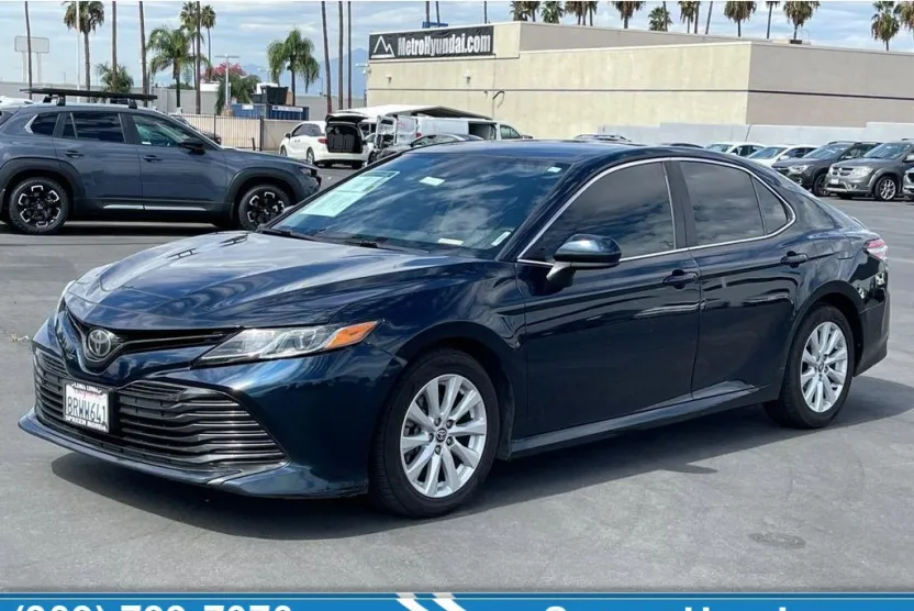 2020 Toyota Camry LE photo 1