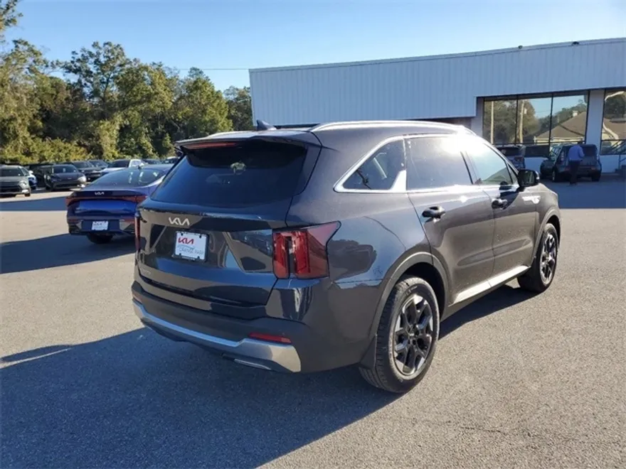 2025 Kia Sorento S photo 1