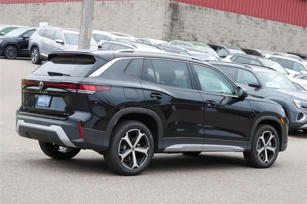 2025 Volkswagen Tiguan SE photo 1