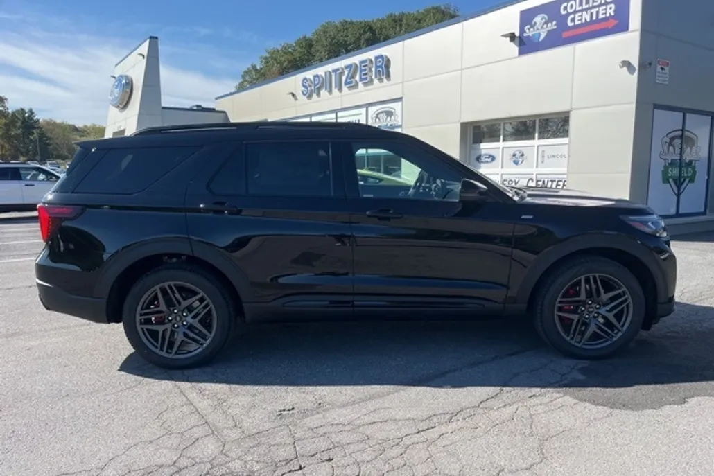 2025 Ford Explorer ST-Line photo 1