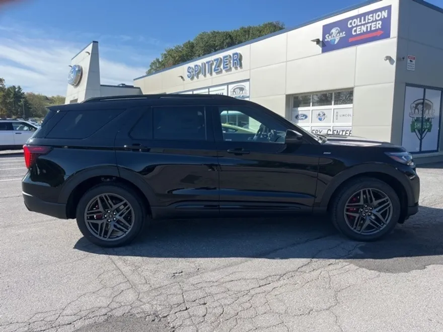 2025 Ford Explorer ST-Line photo 1