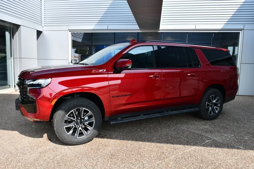2023 Chevrolet Suburban Z71 photo 1