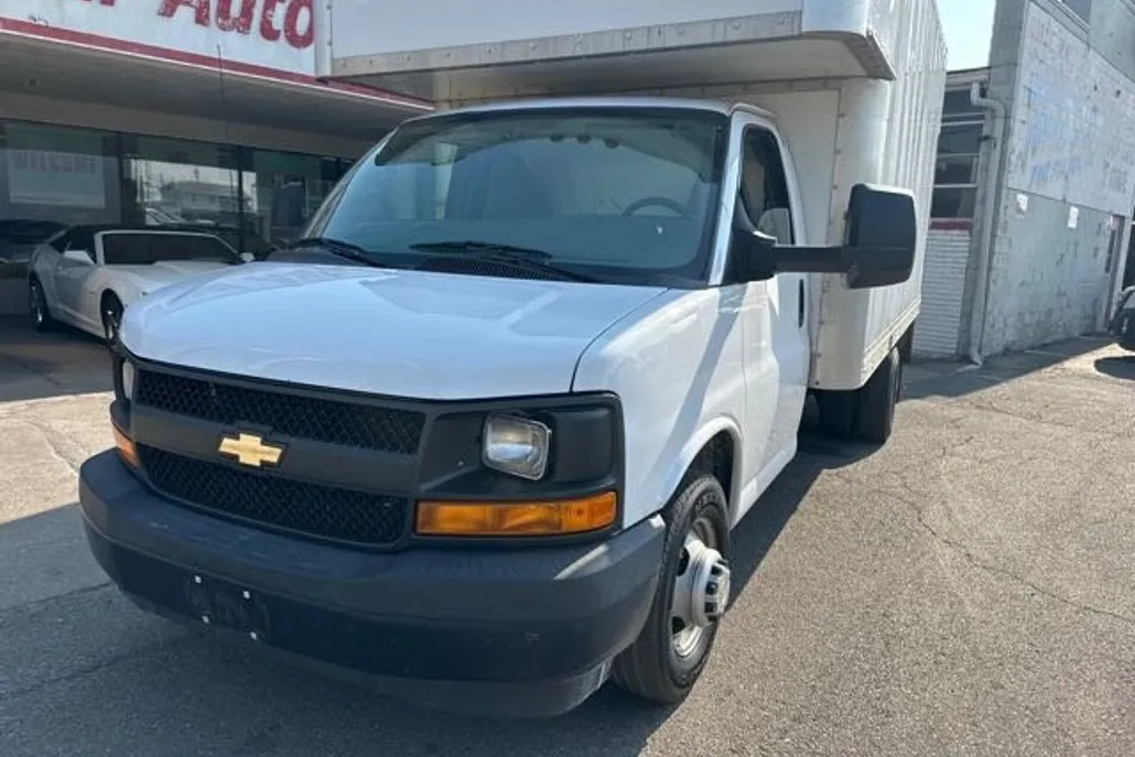 2017 Chevrolet Express 3500 Cutaway Cargo Van photo 1