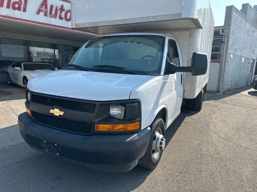2017 Chevrolet Express 3500 Cutaway Cargo Van photo 1