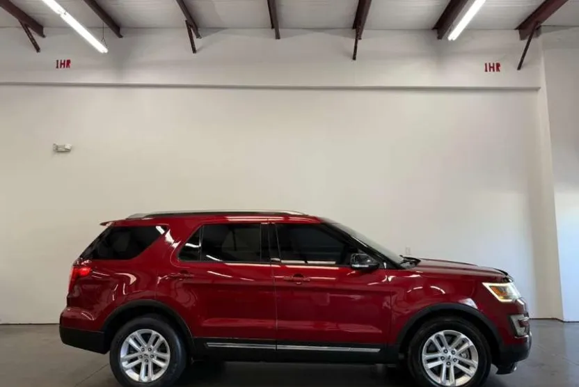 2017 Ford Explorer XLT photo 1