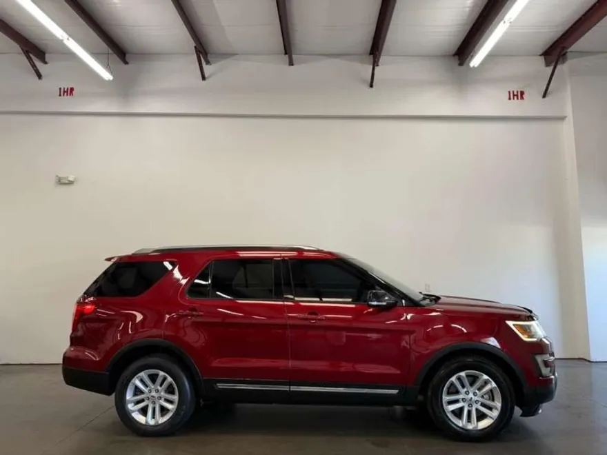 2017 Ford Explorer XLT photo 1