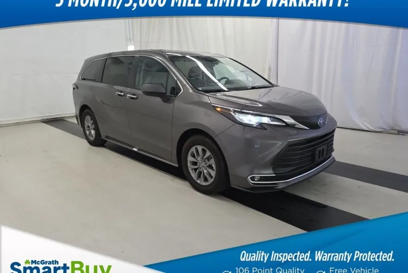 2022 Toyota Sienna XLE photo 1