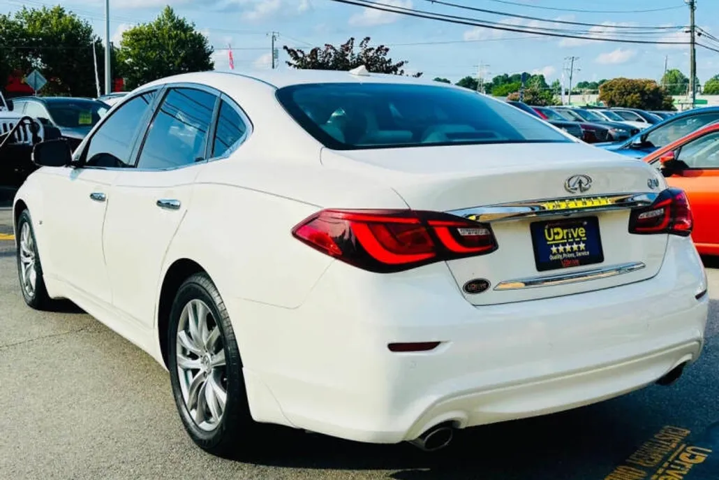 2015 Infiniti Q70 photo 1