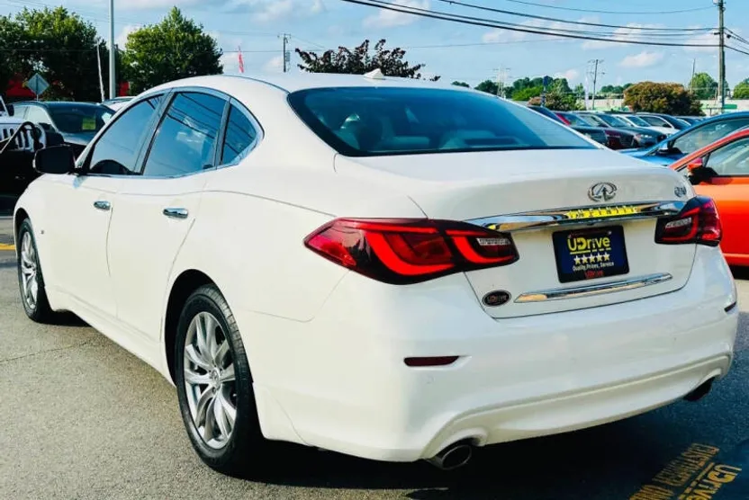 2015 Infiniti Q70 photo 1