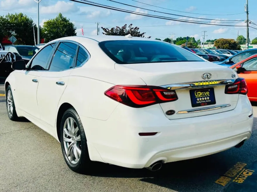 2015 Infiniti Q70 photo 1