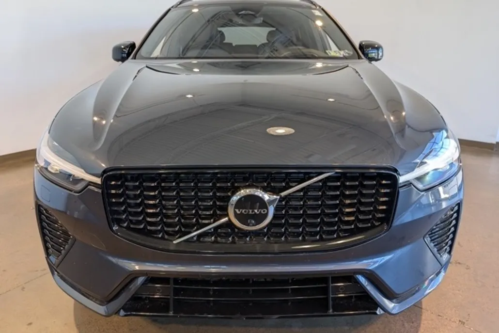 2022 Volvo XC60 R-Design photo 1