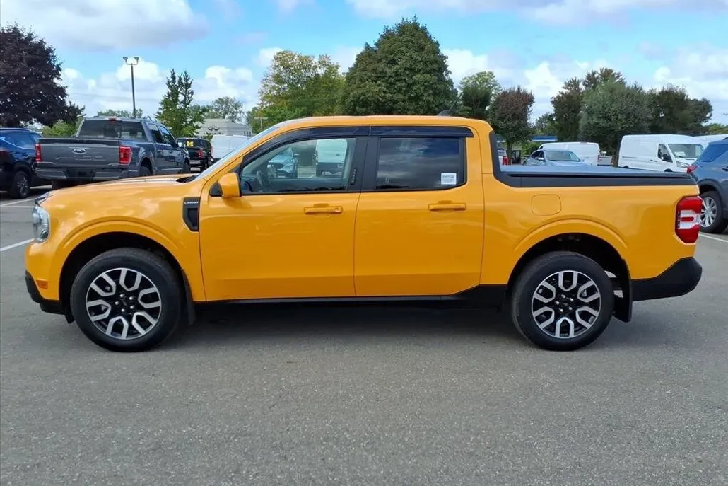 2022 Ford Maverick Lariat photo 1