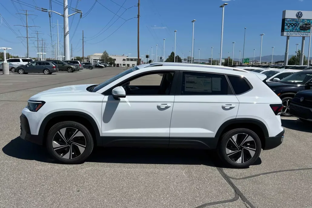 2025 Volkswagen Taos SE photo 1