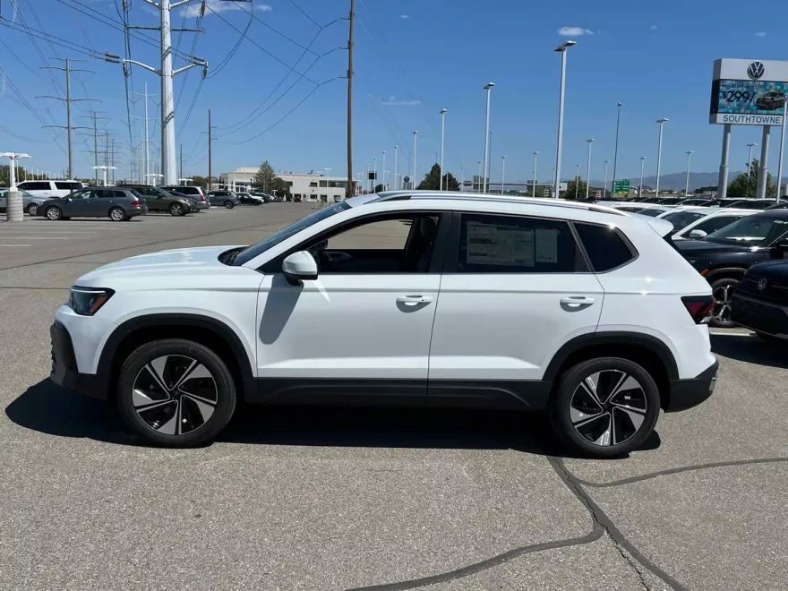 2025 Volkswagen Taos SE photo 1