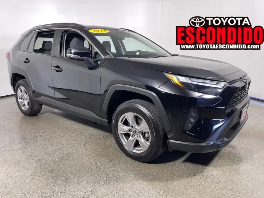 2023 Toyota RAV4 XLE photo 1