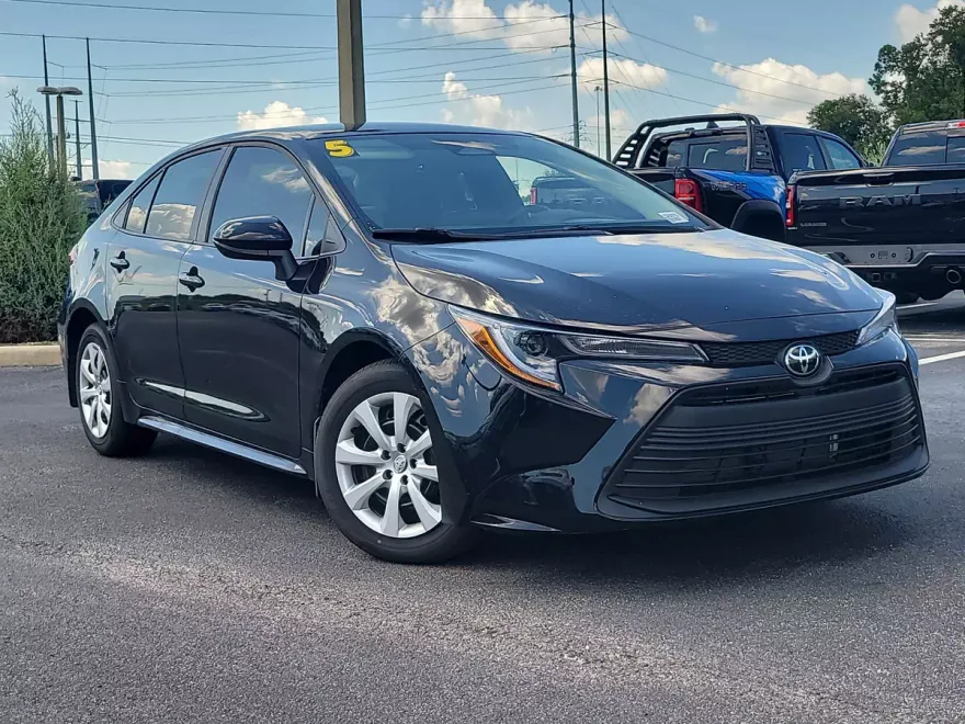 2025 Toyota Corolla LE photo 1