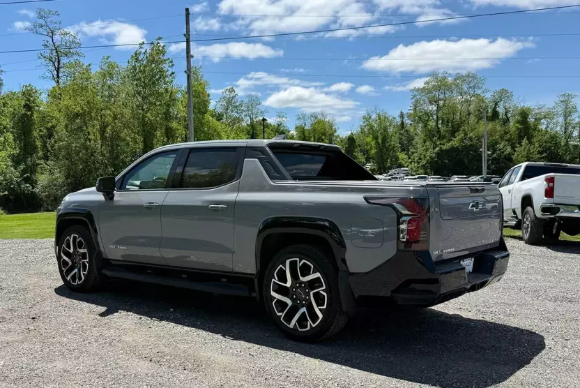 2025 Chevrolet Silverado EV RST photo 1