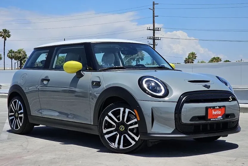 2023 Mini Cooper SE Iconic photo 1
