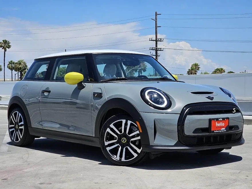 2023 Mini Cooper SE Iconic photo 1