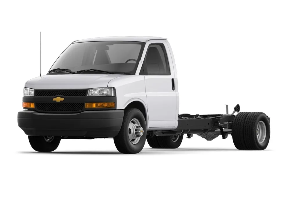 2024 Chevrolet Express Cutaway 3500 photo 1