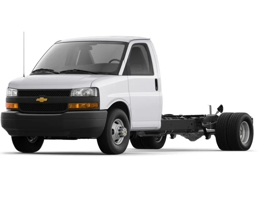 2024 Chevrolet Express Cutaway 3500 photo 1
