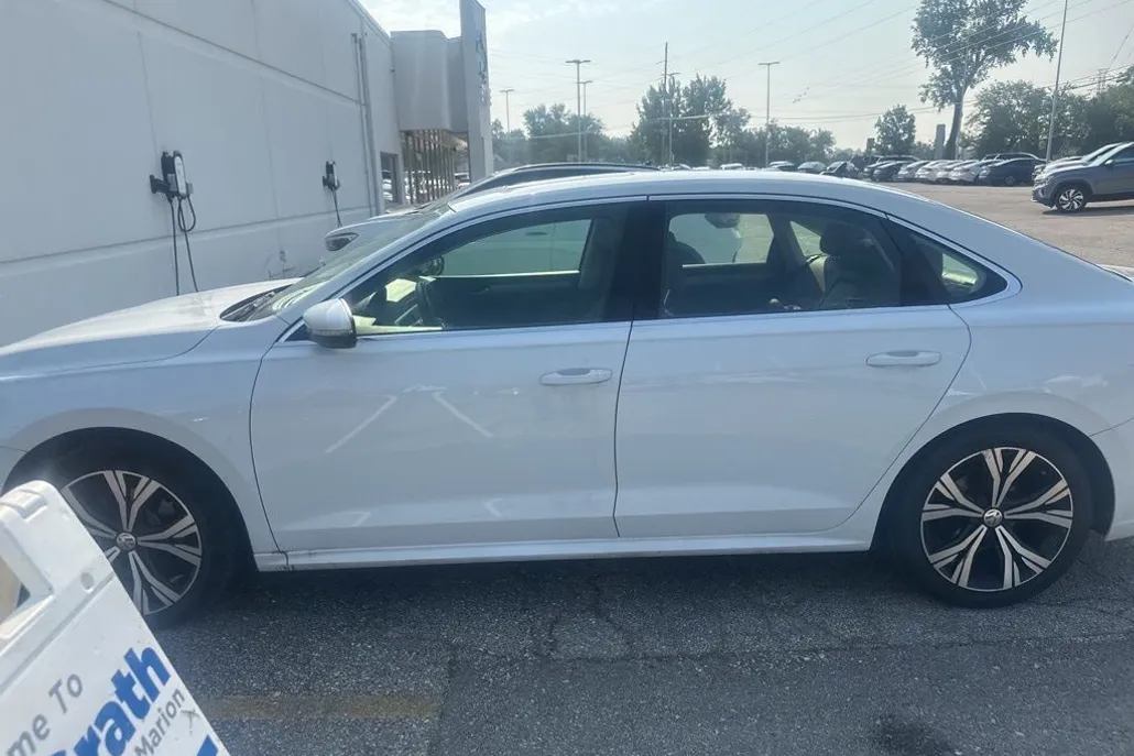 2022 Volkswagen Passat 2.0T SE photo 1