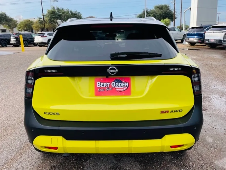 2025 Nissan Kicks SR photo 1