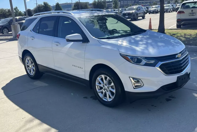 2019 Chevrolet Equinox LT photo 1