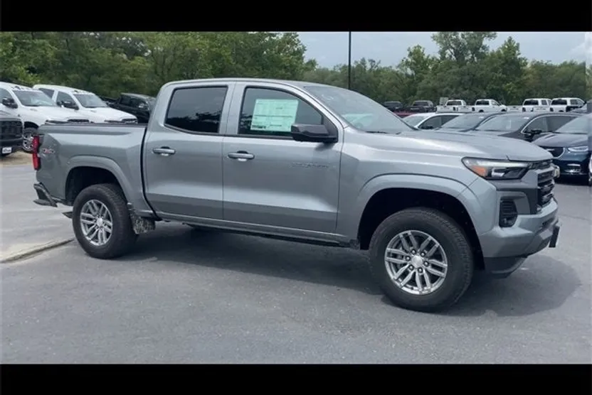 2025 Chevrolet Colorado Work Truck LT photo 1