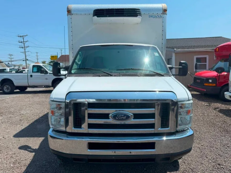 2015 Ford E-350 photo 1