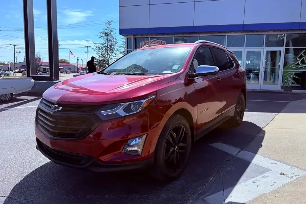 2020 Chevrolet Equinox LT photo 1