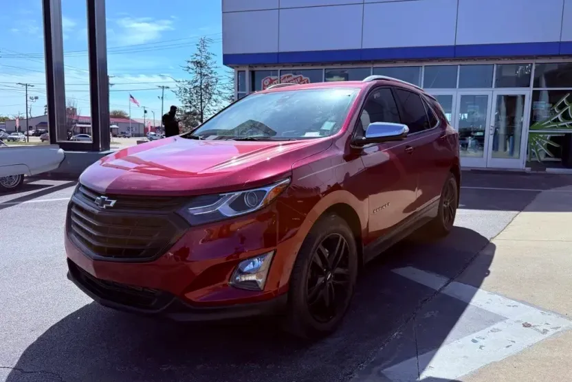 2020 Chevrolet Equinox LT photo 1